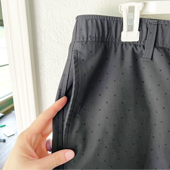 Under Armour Shorts Men's 38 Black Gray Polka Dot Flat Front Stretch Summer - Picture 6 of 10